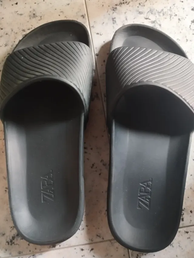 Chanclas hombre Zara negras