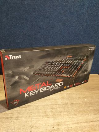 Trust GXT 850 - Teclado metálico iluminado para gaming, negro, teclado QWERTY español