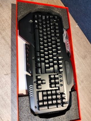 Trust GXT 850 - Teclado metálico iluminado para gaming, negro, teclado QWERTY español