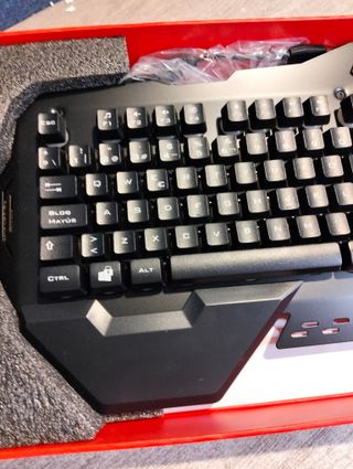 Trust GXT 850 - Teclado metálico iluminado para gaming, negro, teclado QWERTY español