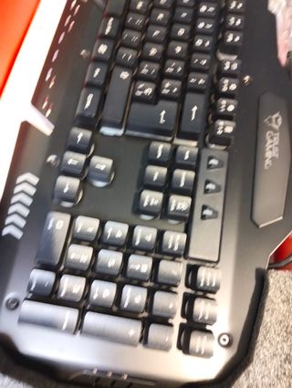 Trust GXT 850 - Teclado metálico iluminado para gaming, negro, teclado QWERTY español