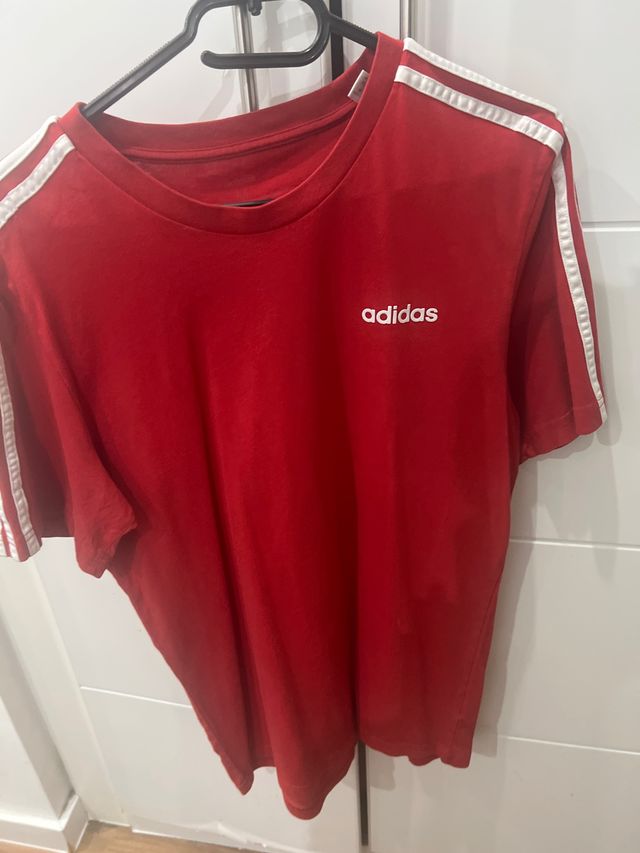Camiseta Adidas Roja con Rayas Blancas