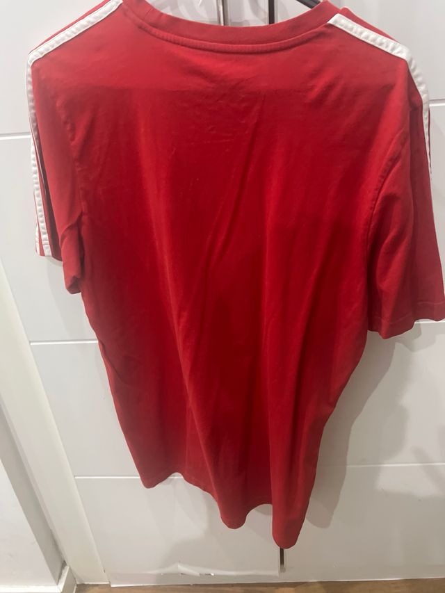 Camiseta Adidas Roja con Rayas Blancas