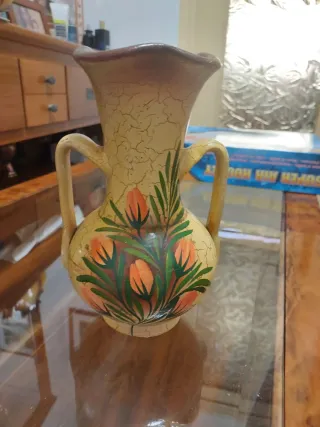 Vaso antico decorato con fiori