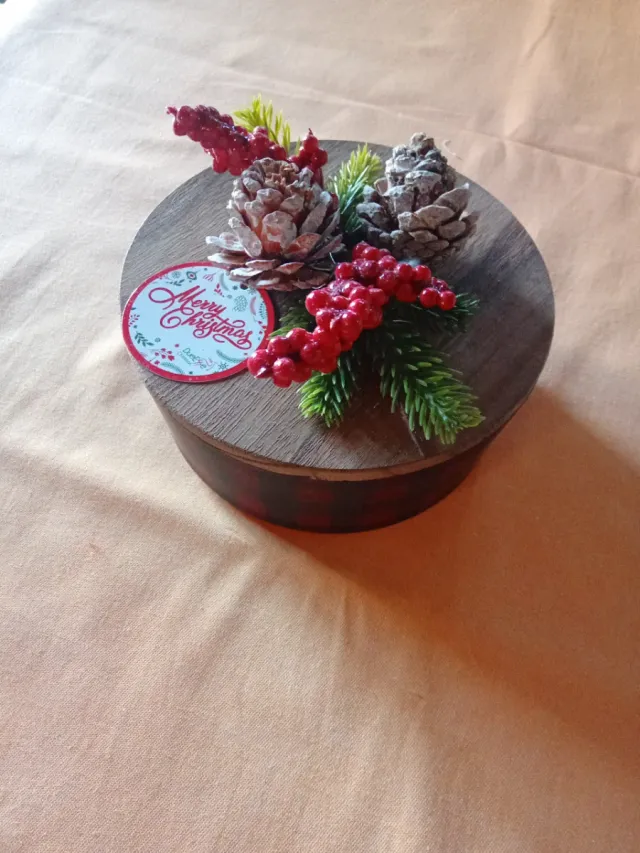 Candela grande in vetro con decorazioni natalizie