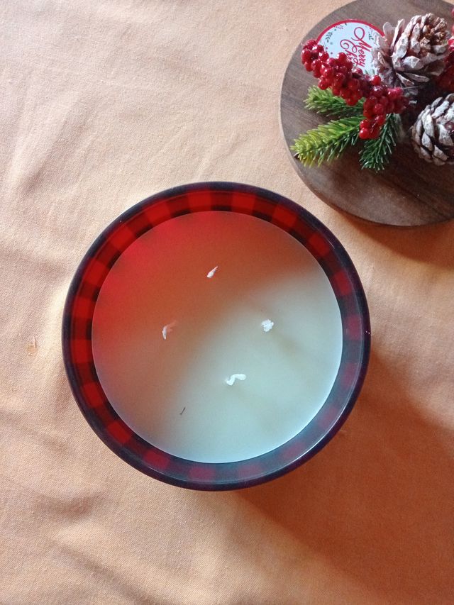 Candela grande in vetro con decorazioni natalizie