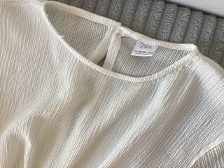 Mono blanco con aberturas