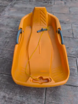 Trineo naranja con cuerda