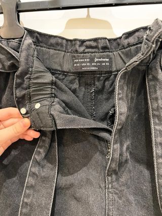 Shorts negros Stradivarius con cinturón