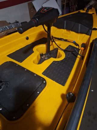 Kayak de pesca TUNA amarillo a pedales