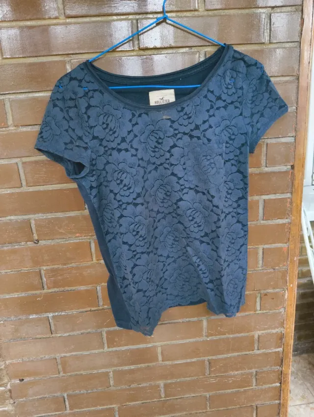 Camiseta Hollister azul con encaje