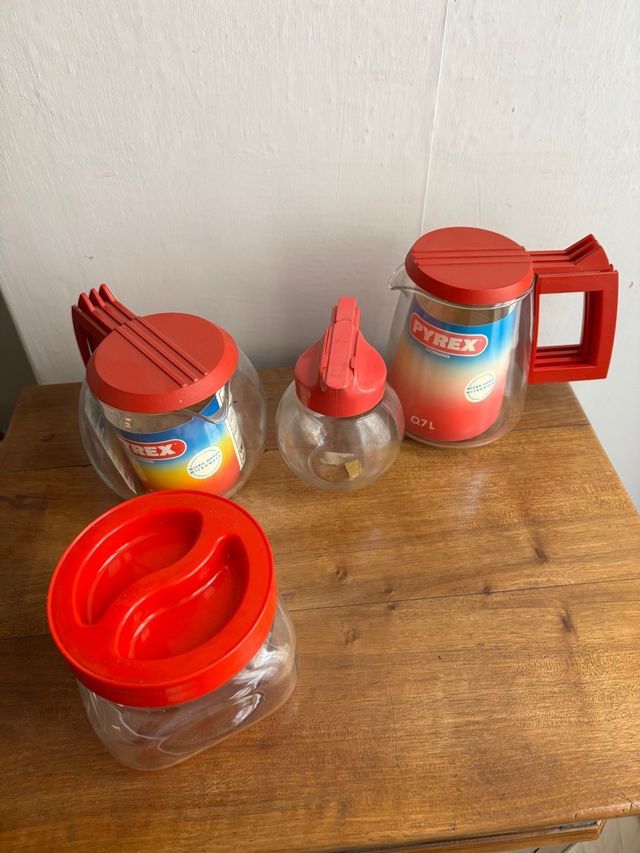 Contenitori Pyrex Vetro e Plastica Rossi
