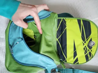 Bolso bandolera imitación piel verde y azul