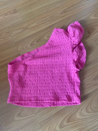 Top rosa asimétrico con volantes