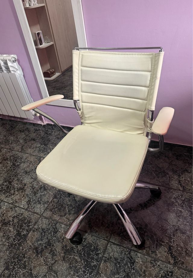 Silla de oficina beige y plateada