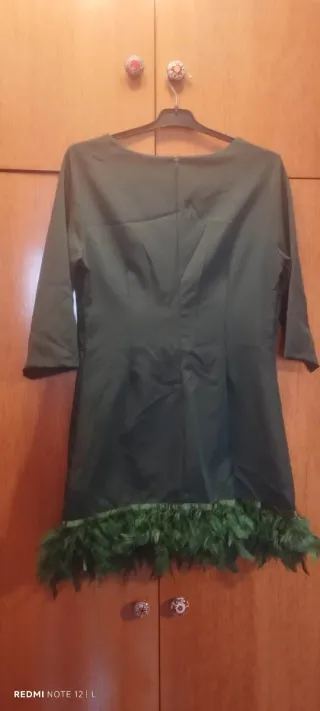 Vestido cóctel verde con plumas nuevo.