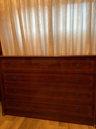 Cómoda de madera con detalles