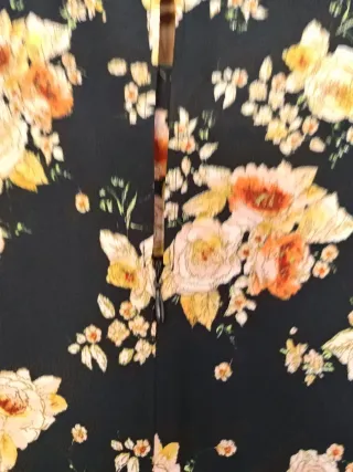 Vestido-Mono Zara T-M en negro con flores .