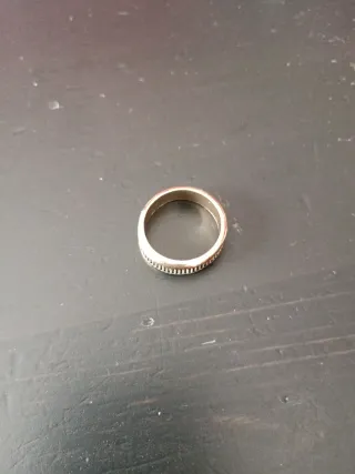 Anello uomo dorato con decorazione