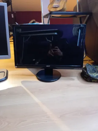 Monitores HP y Acer Negro