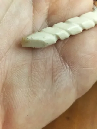 Fermaglio vintage in materiale pregiato intagliato