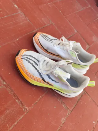 Zapatillas running blanco y naranja