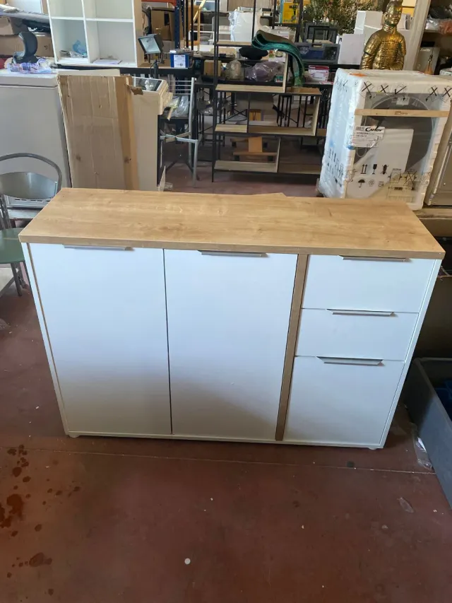 Mueble de salón blanco y madera