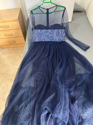 Vestido de fiesta azul con tul y volantes