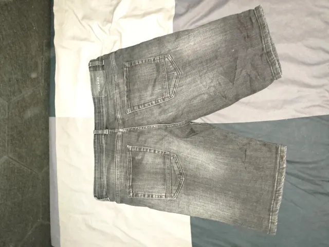 Vaqueros cortos rotos grises