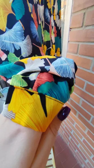 Blusa estampada hojas multicolor, larga