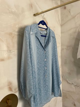 Blusa azul con estampado floral