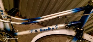 Bicicleta de paseo blanca y azul