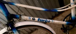 Bicicleta de paseo blanca y azul