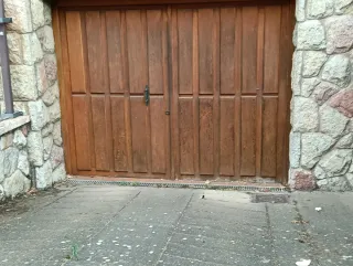 Puerta de madera garaje