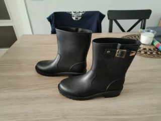 Botas de agua negras con hebilla