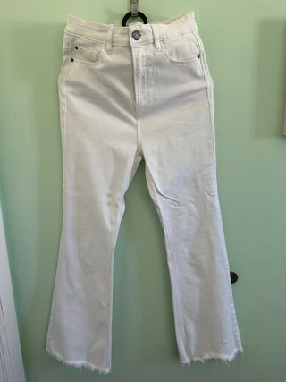 Pantalón en color blanco. Talla 36