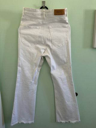 Pantalón en color blanco. Talla 36