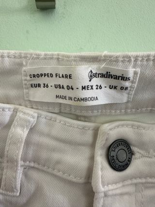 Pantalón en color blanco. Talla 36