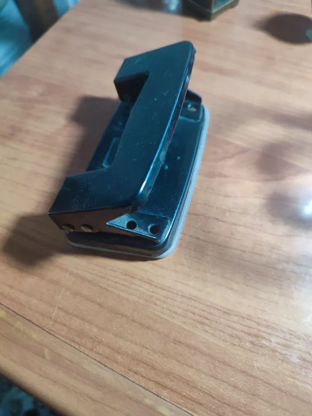 Perforadora de papel negra