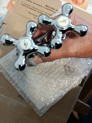 Coppia rubinetti cromati di arresto acqua.