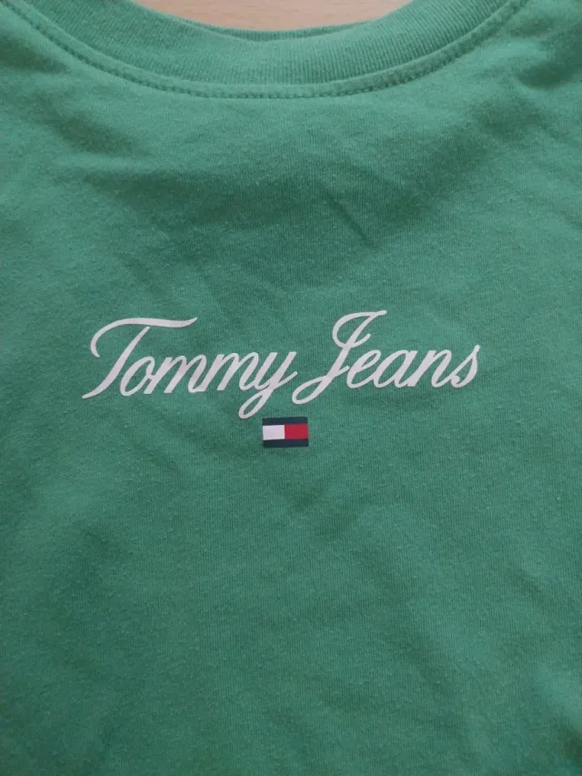 Camiseta Tommy Jeans Verde y otra de zara