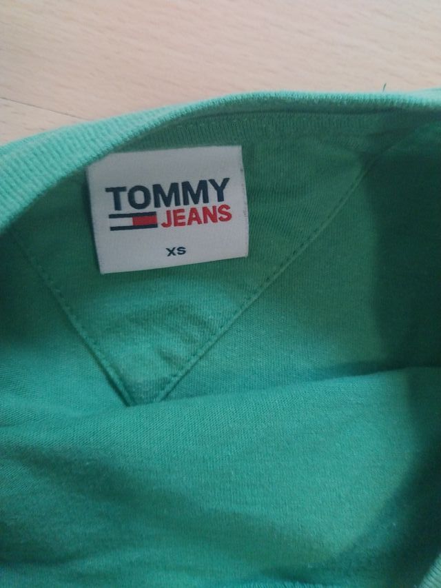 Camiseta Tommy Jeans Verde y otra de zara