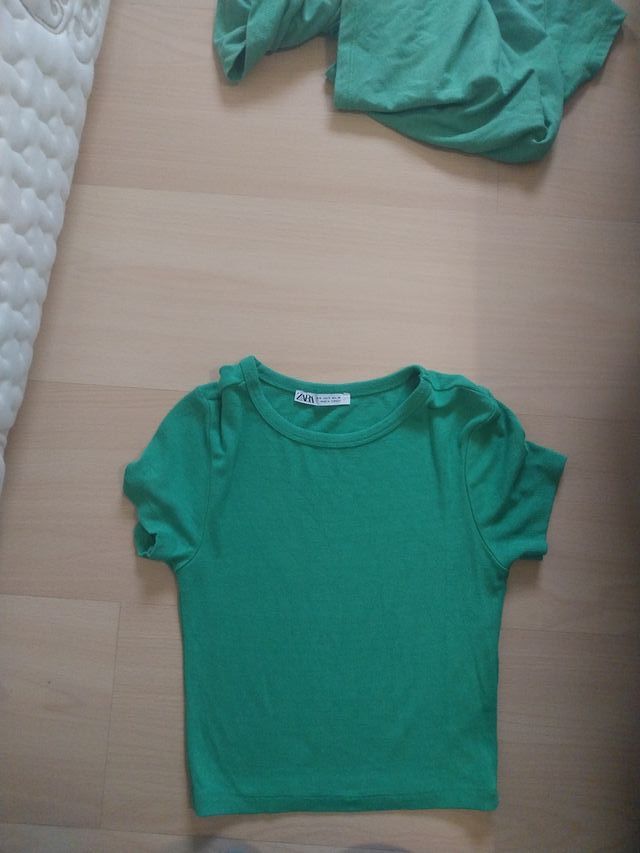Camiseta Tommy Jeans Verde y otra de zara