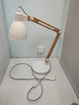 Lámpara de escritorio blanca y madera