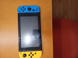 Nintendo Switch blu e giallo