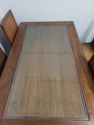 Mesa de caoba con 4 sillas