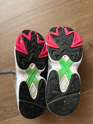 Zapatillas Adidas grises y verdes