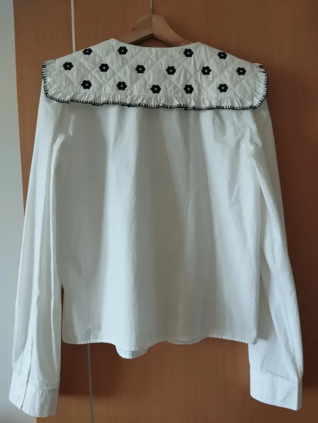 Camisa blanca con cuello tipo babero