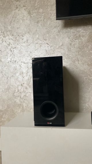 Subwoofer y Barra de Sonido LG Negra