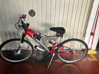 Bicicleta de montaña roja y plateada